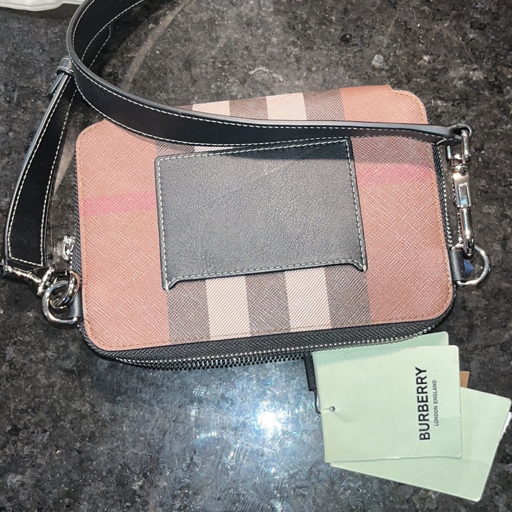 Brand new Burberry massenger bag - Picture 3 of 3